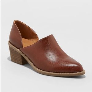 Universal thread pointed toe ankle bootie